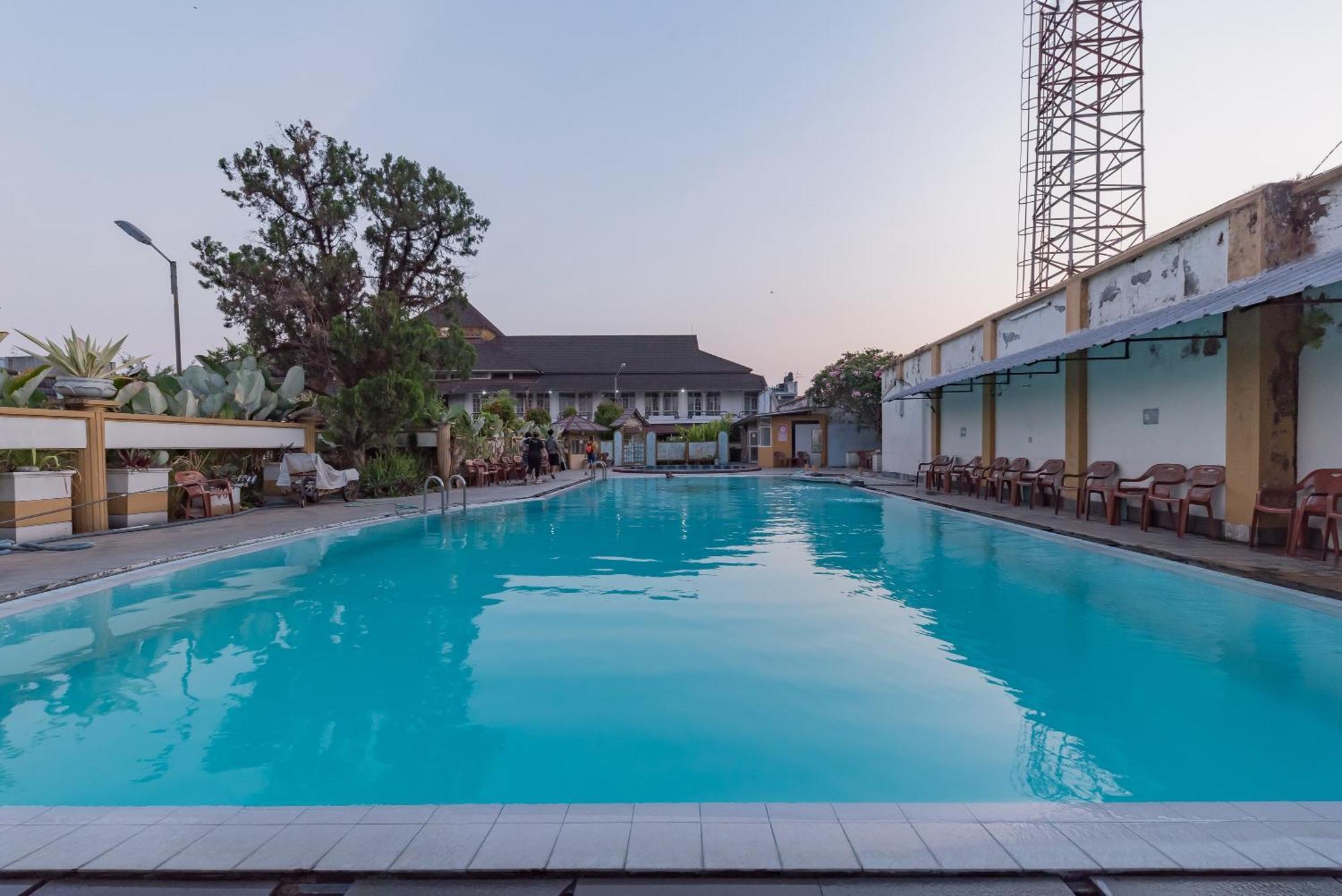 Urbanview Hotel Crown Tasikmalaya By Reddoorz Esterno foto