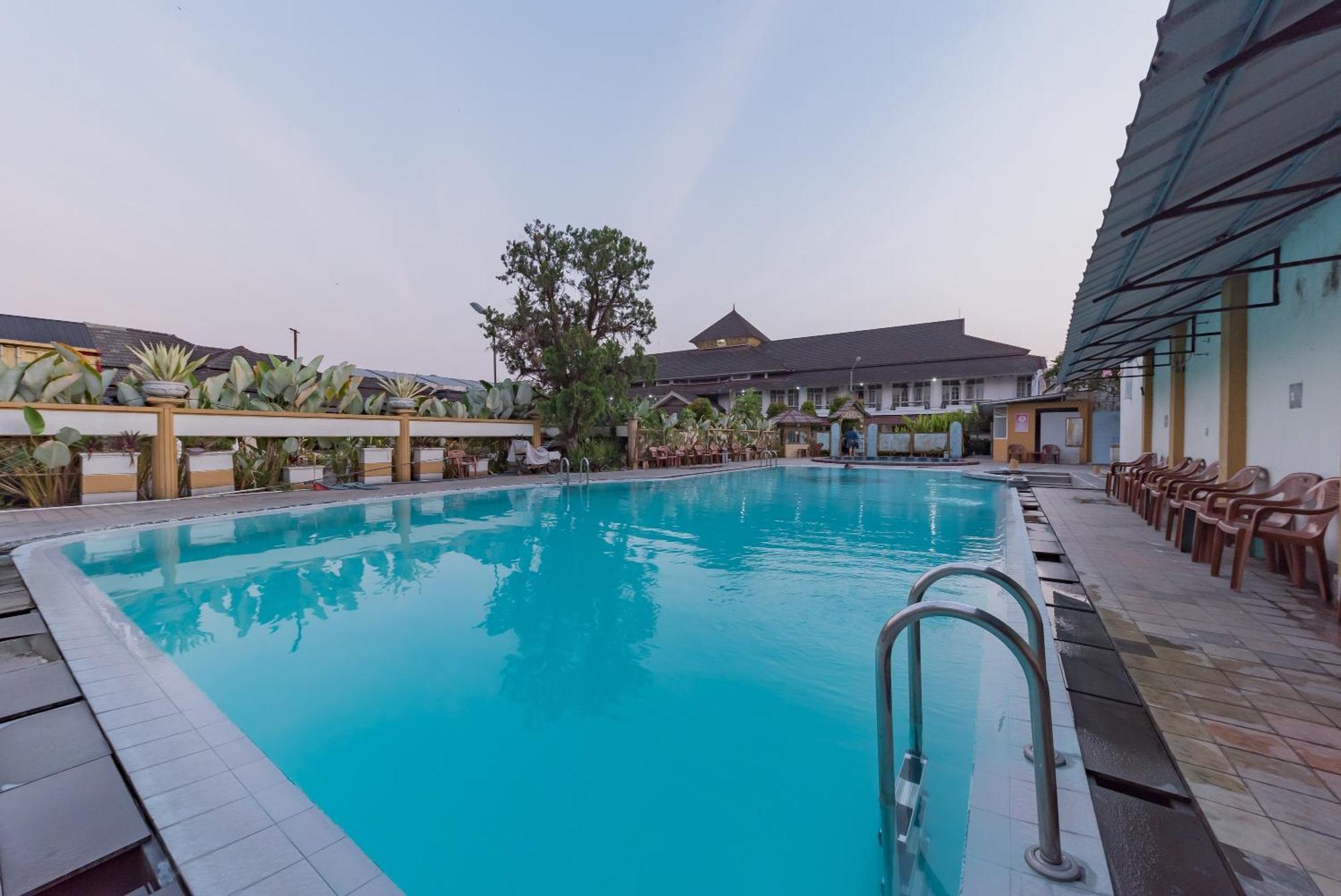 Urbanview Hotel Crown Tasikmalaya By Reddoorz Esterno foto