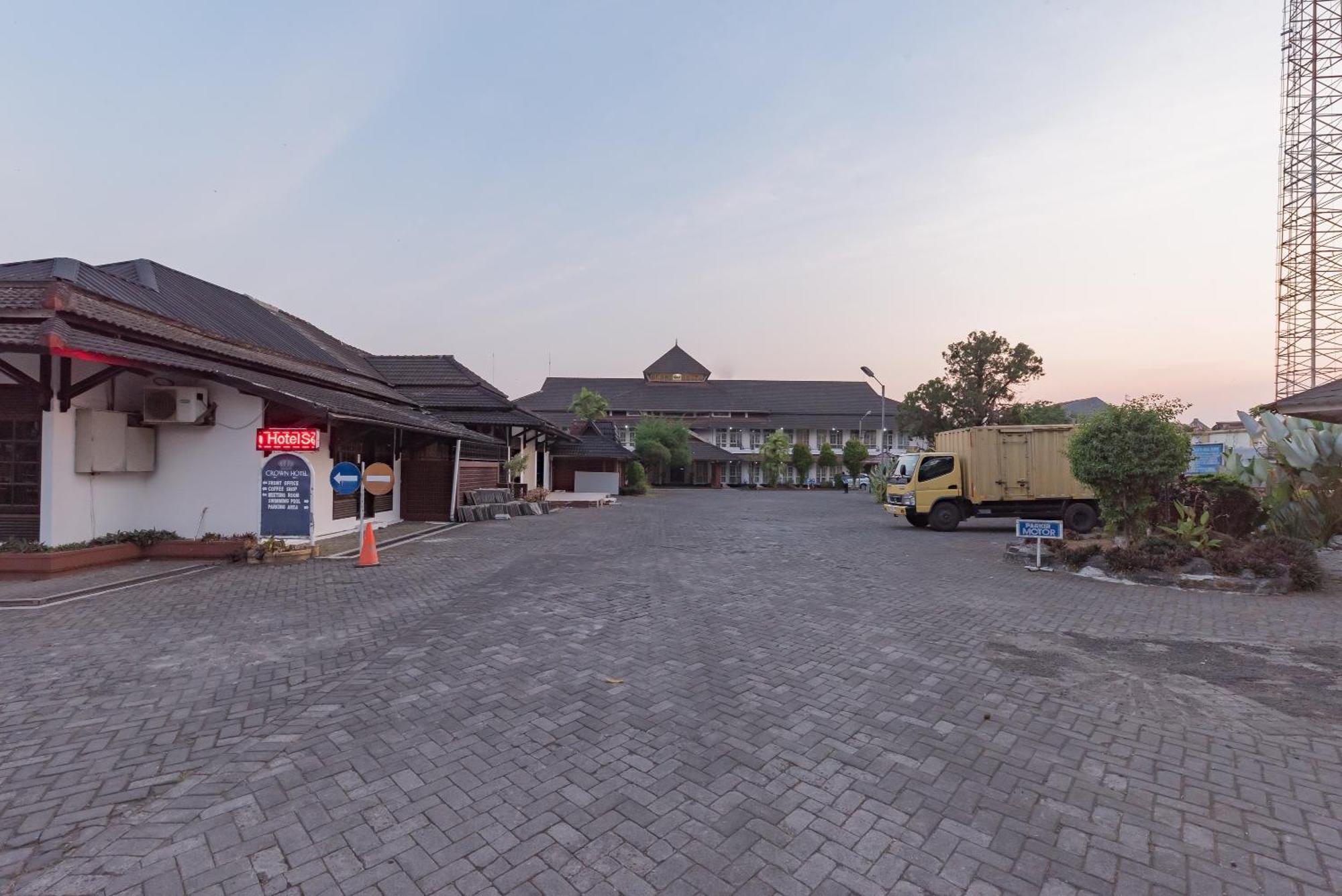 Urbanview Hotel Crown Tasikmalaya By Reddoorz Esterno foto