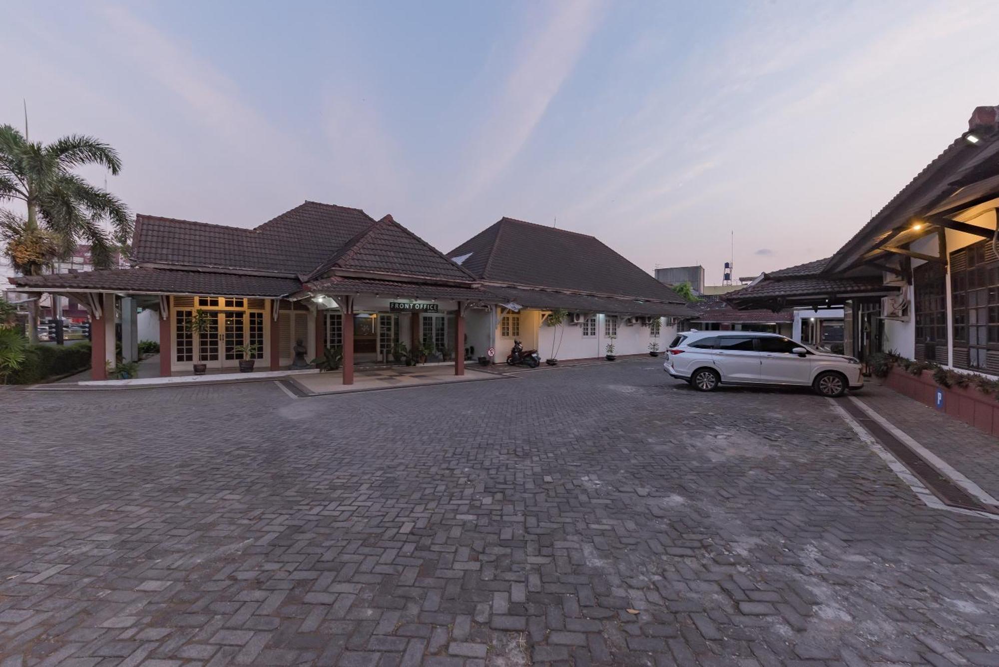 Urbanview Hotel Crown Tasikmalaya By Reddoorz Esterno foto