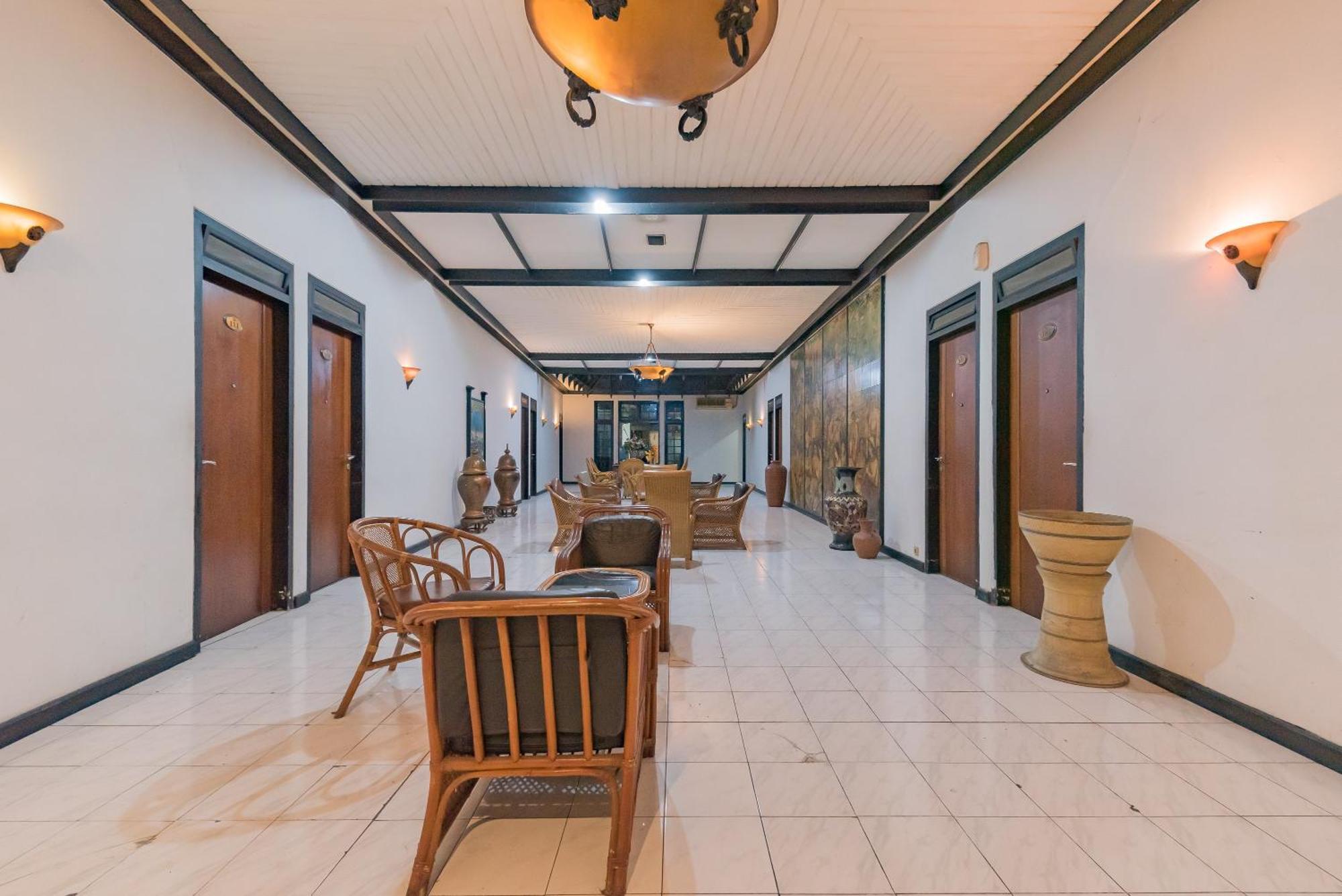 Urbanview Hotel Crown Tasikmalaya By Reddoorz Esterno foto