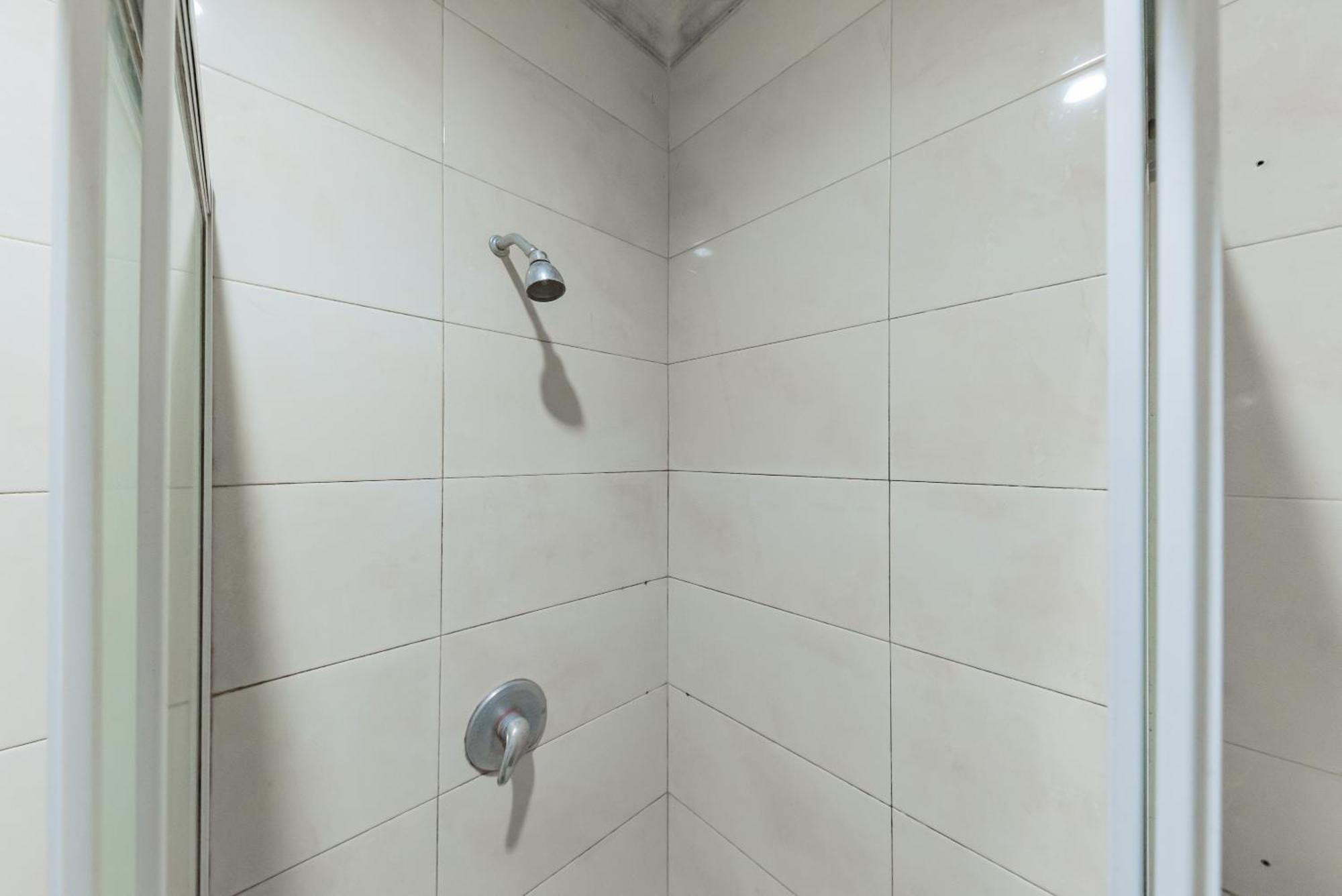 Urbanview Hotel Crown Tasikmalaya By Reddoorz Esterno foto