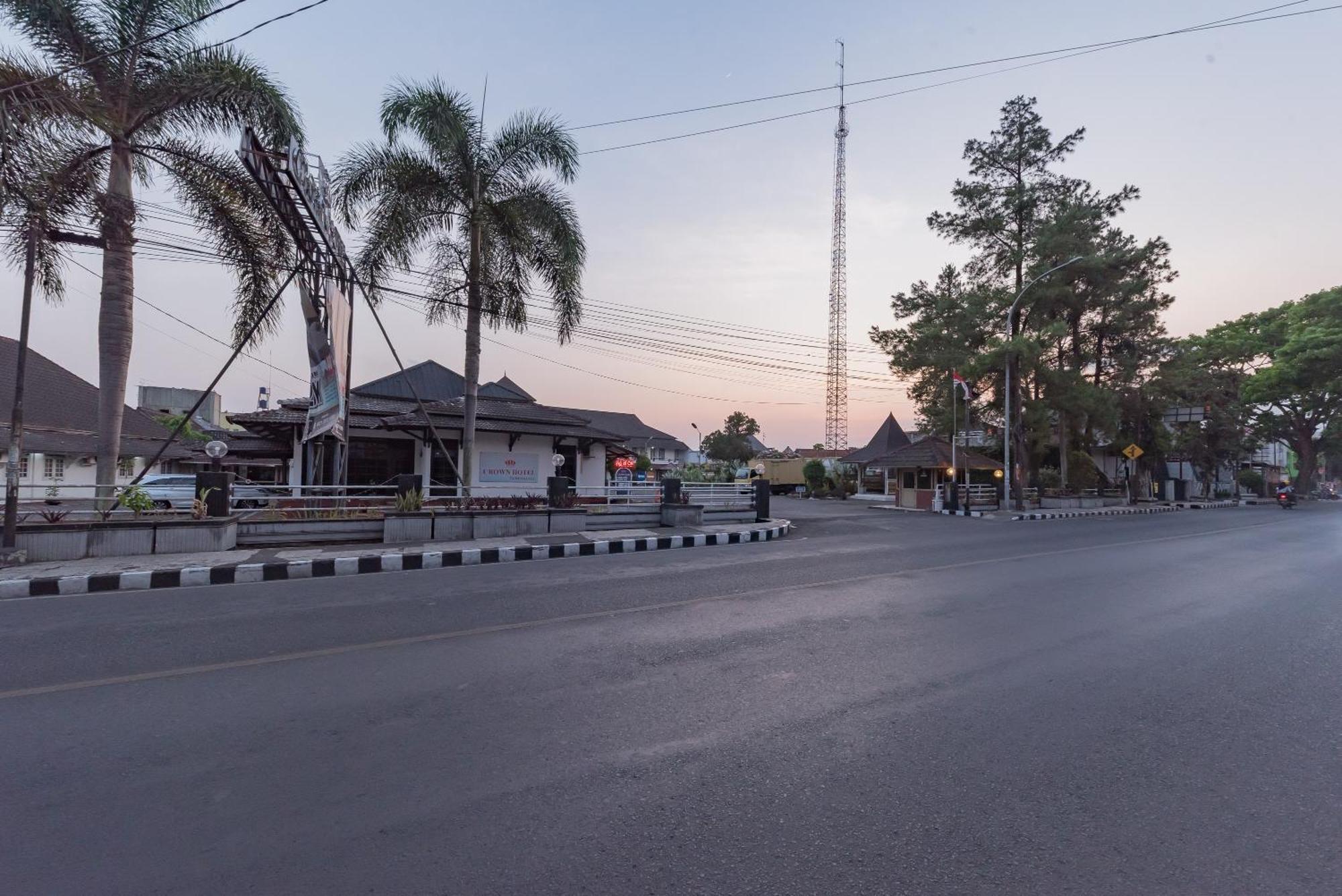 Urbanview Hotel Crown Tasikmalaya By Reddoorz Esterno foto