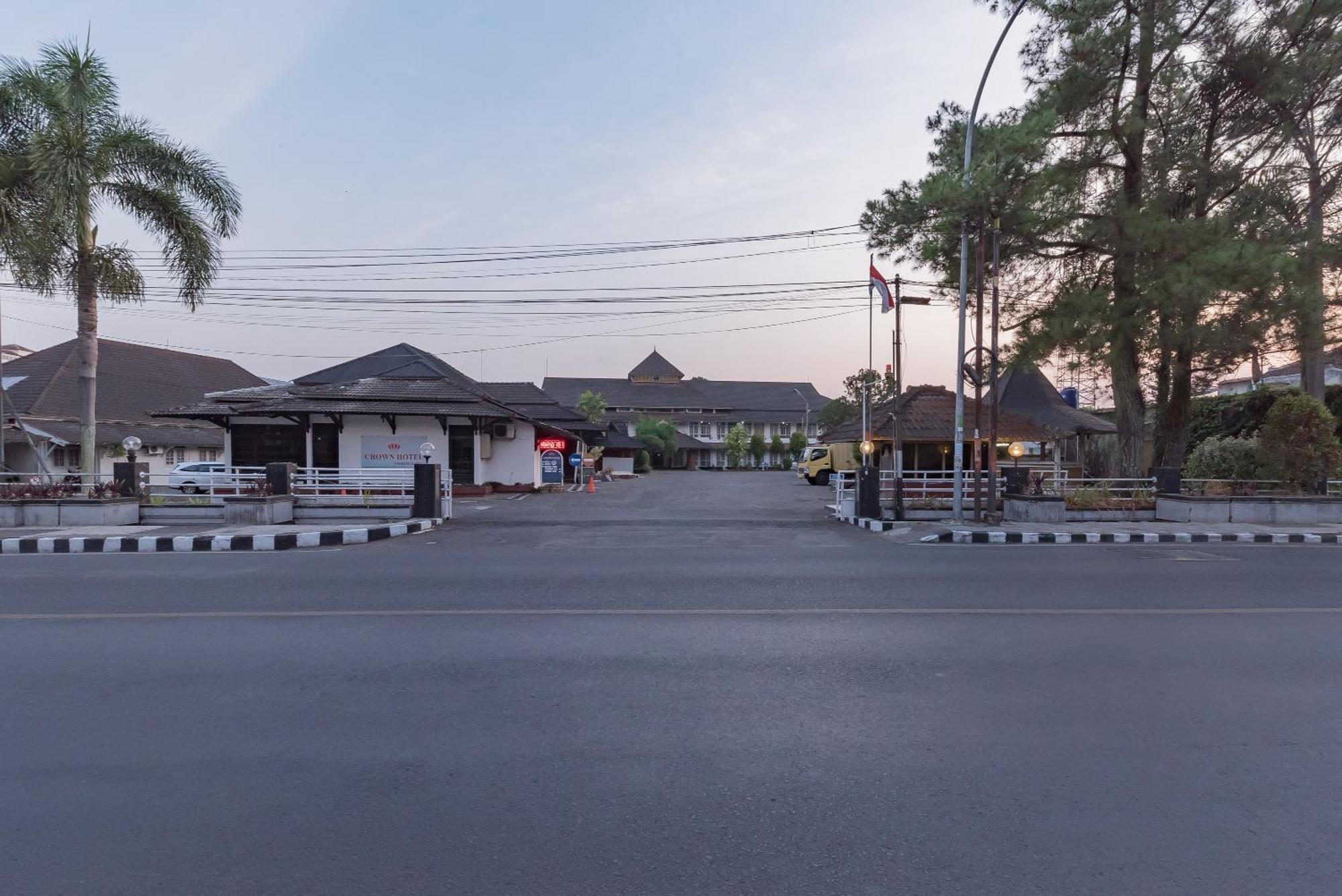 Urbanview Hotel Crown Tasikmalaya By Reddoorz Esterno foto