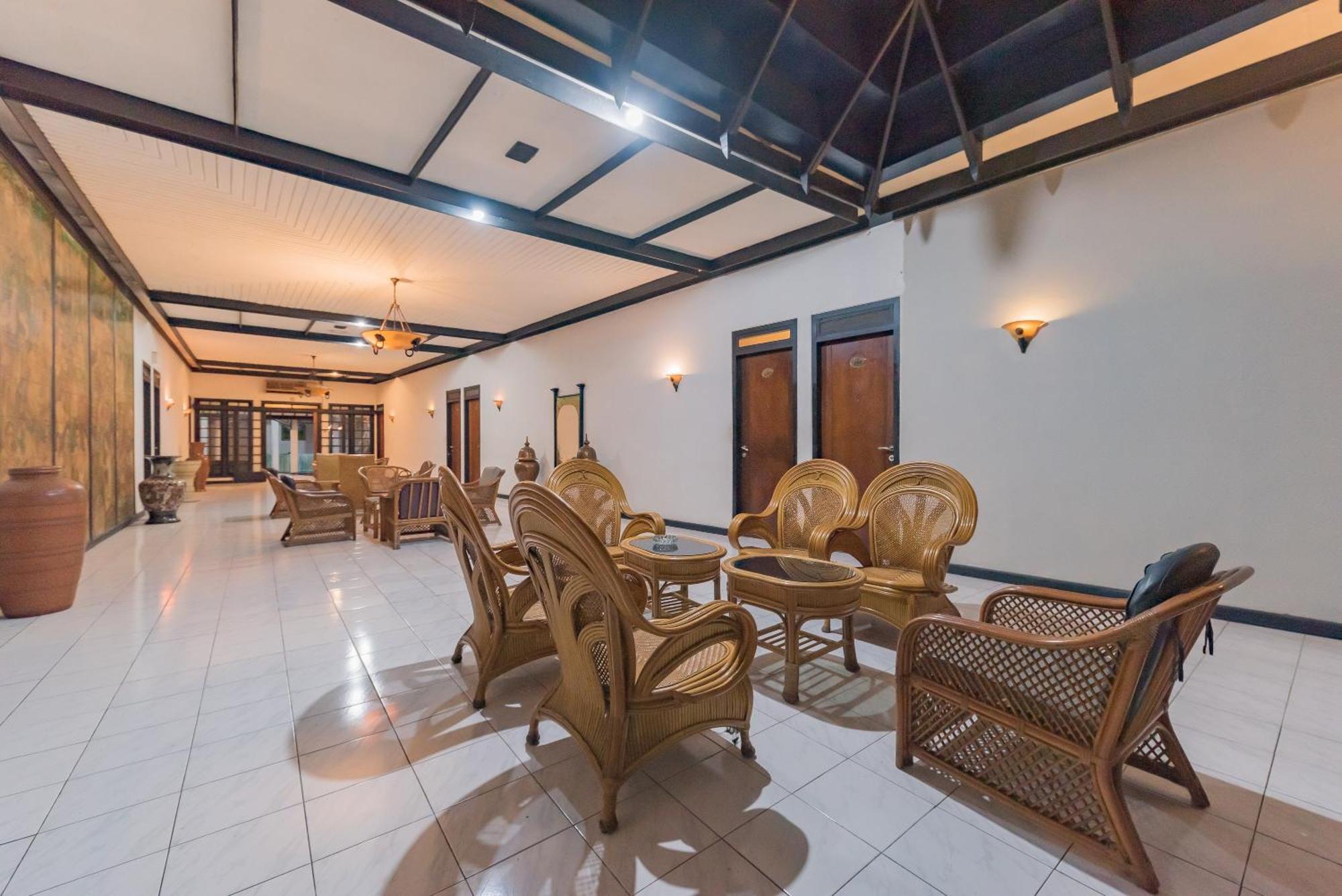 Urbanview Hotel Crown Tasikmalaya By Reddoorz Esterno foto