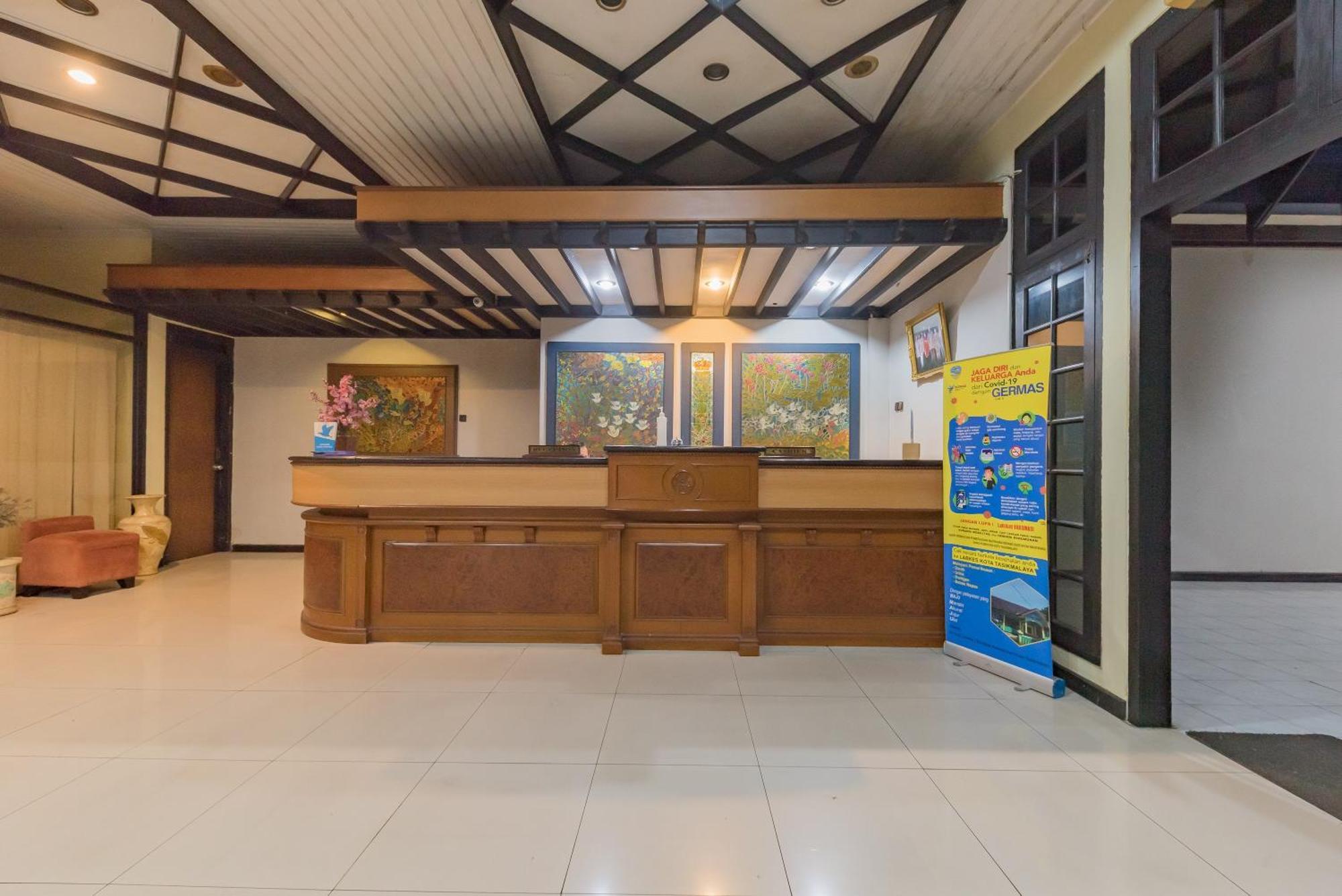 Urbanview Hotel Crown Tasikmalaya By Reddoorz Esterno foto