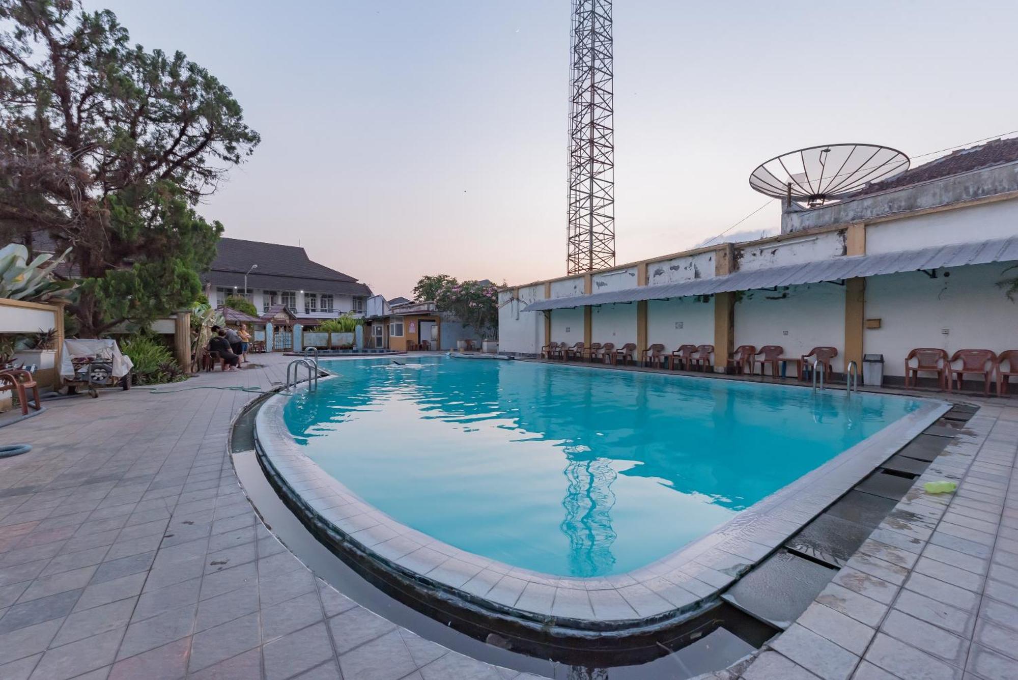 Urbanview Hotel Crown Tasikmalaya By Reddoorz Esterno foto