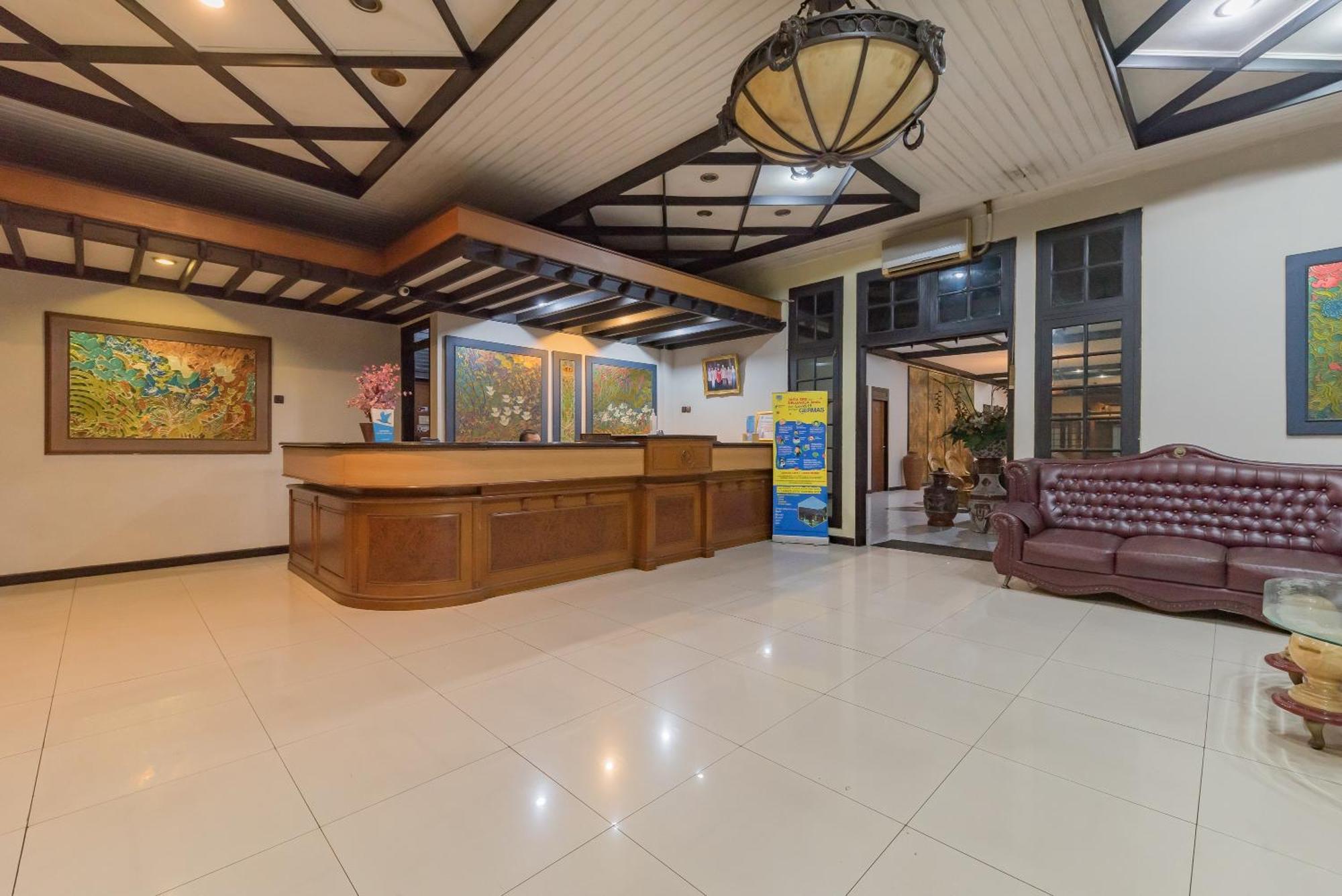 Urbanview Hotel Crown Tasikmalaya By Reddoorz Esterno foto