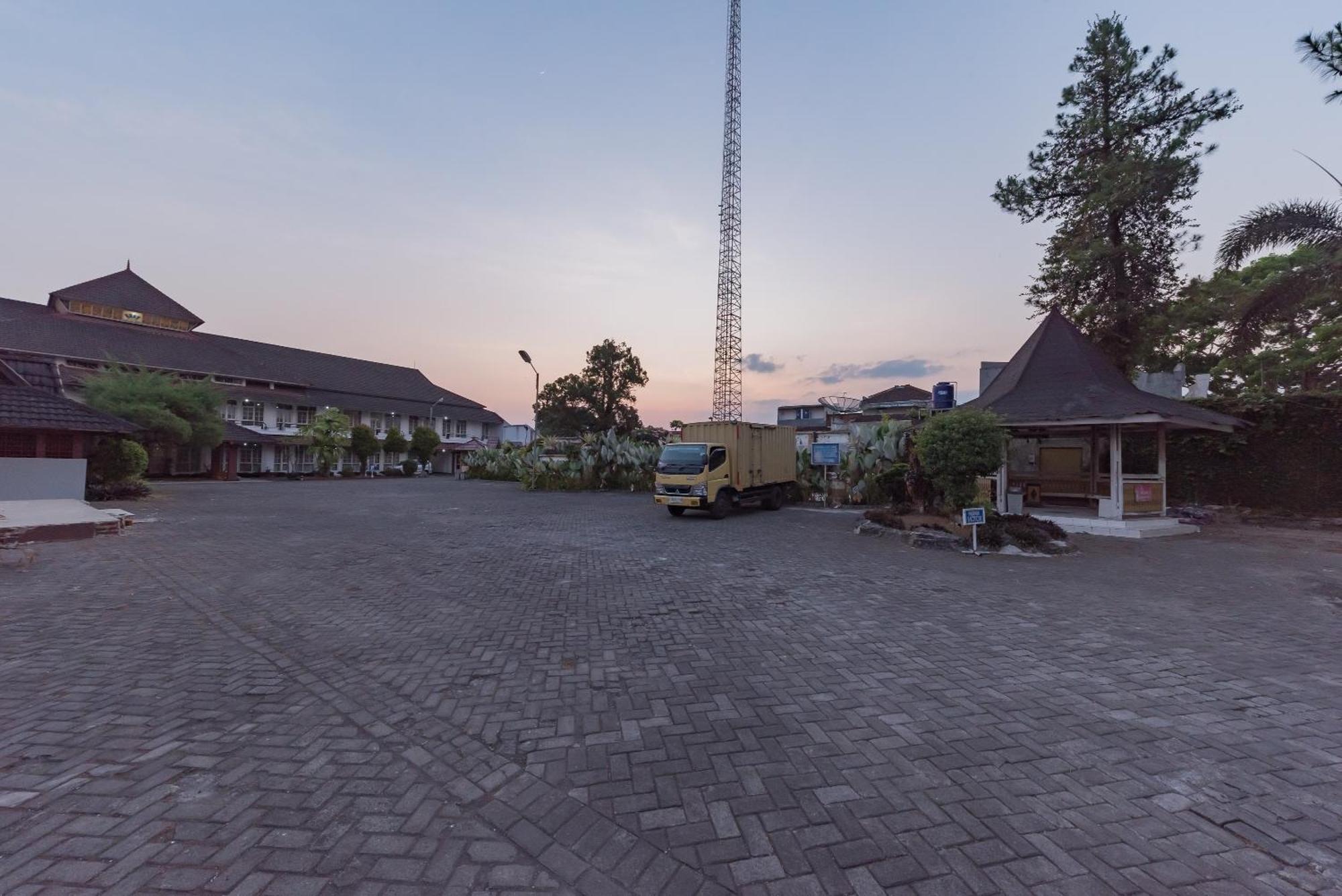 Urbanview Hotel Crown Tasikmalaya By Reddoorz Esterno foto